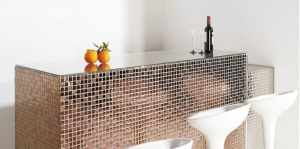 При отделке кухни или ванной комнаты мозаику из стекла уже давно используют в Европе.